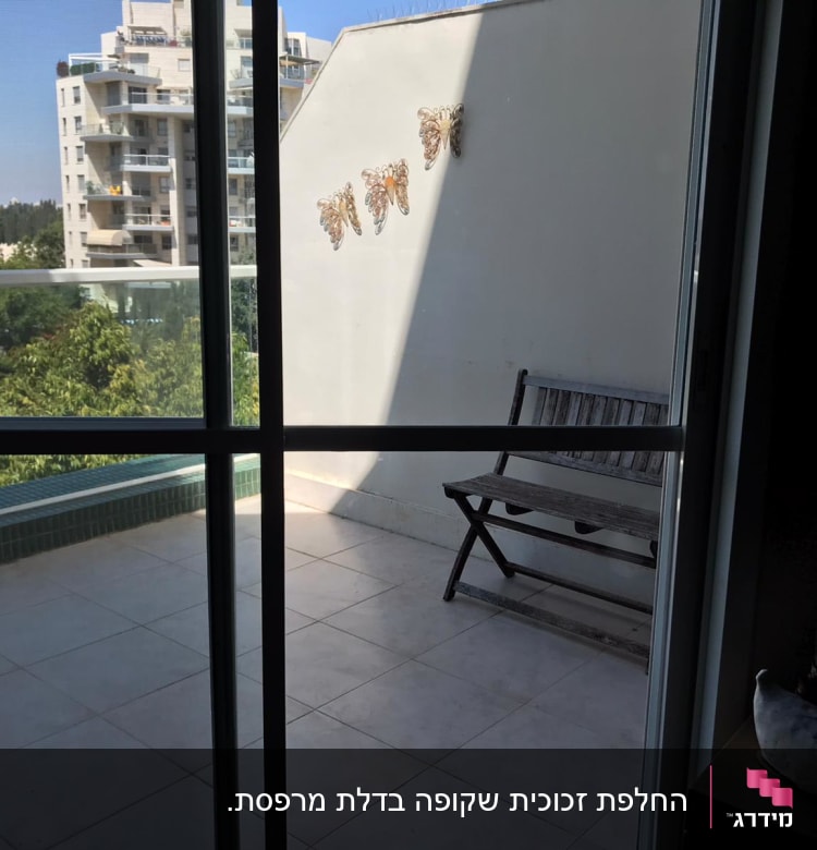 דלת זכוכית עם מסגרת מתכת במרפסת